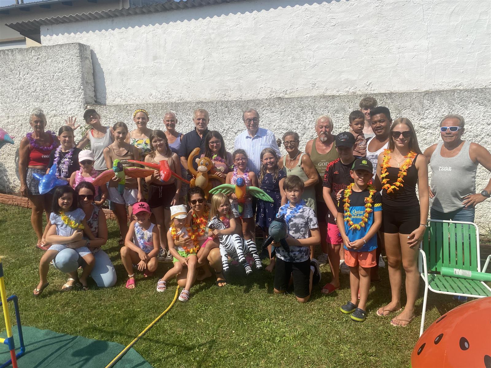 Foto: Bürgermeister Wolfram Erasim mit dem Team des Christlichen Zentrums und den Kindern beim Ferienspiel.