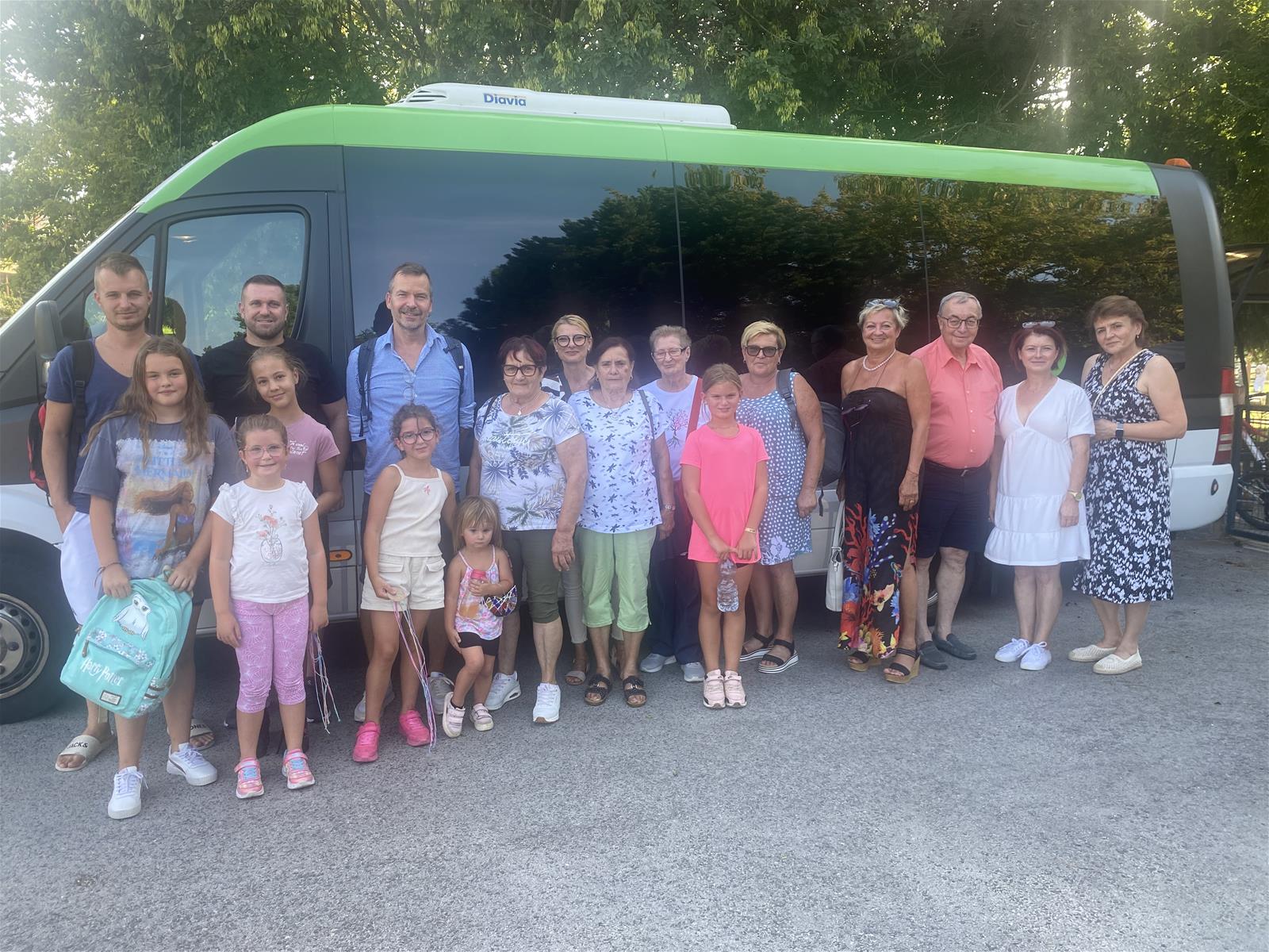 Auf dem Bild: Bürgermeister Wolfram Erasim (Rabensburg), Olga Prohaskova (SK), Zuzanne Jandakova (CZ) mit Teilnehmern des Ferienspiels in der Slowakei.