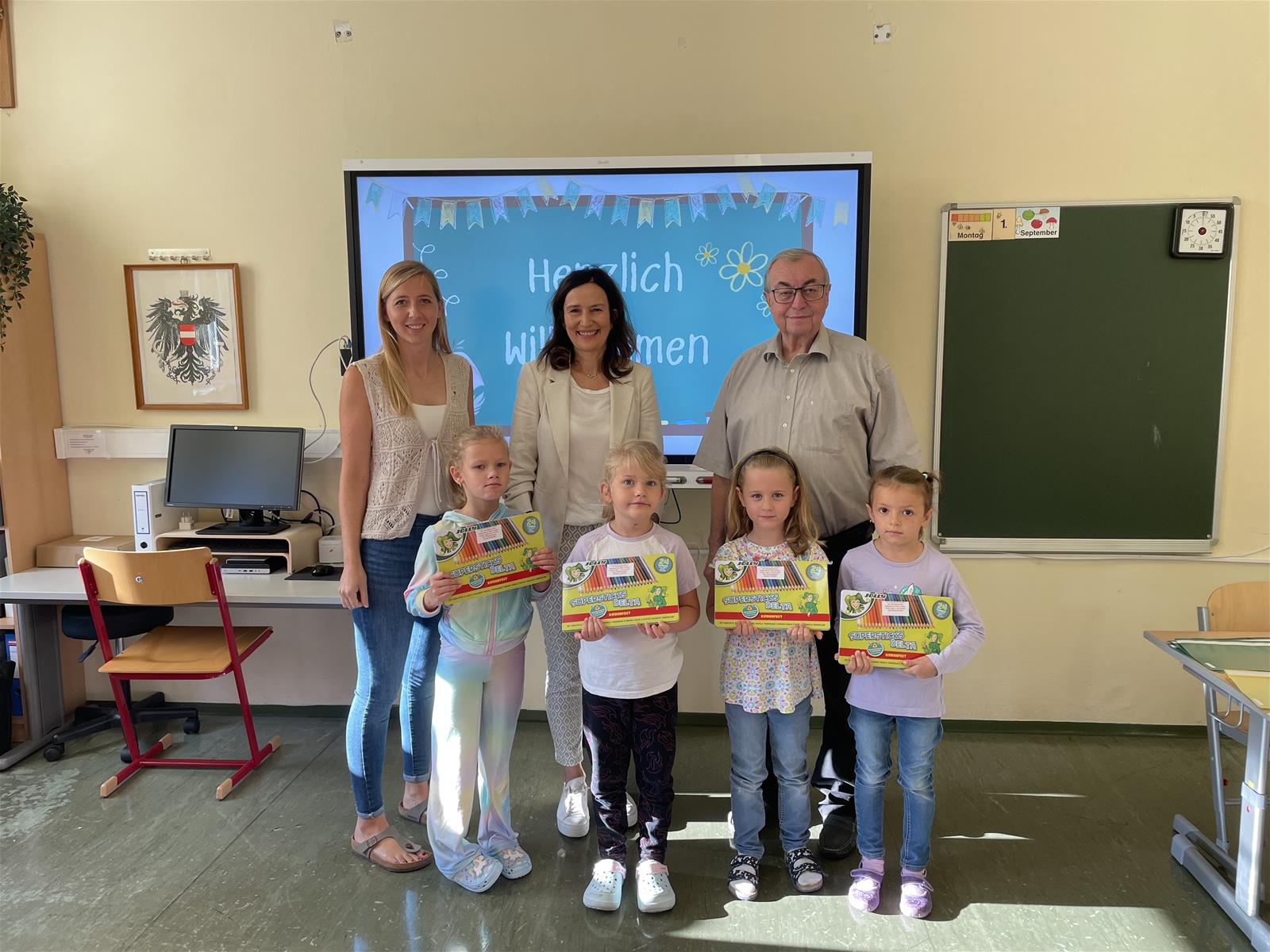 Foto: Bürgermeister Wolfram Erasim mit Direktorin Sabine Rindhauser, Klassenlehrerinnen Lisa Sagl und den Kindern der 
1. Volksschule.
